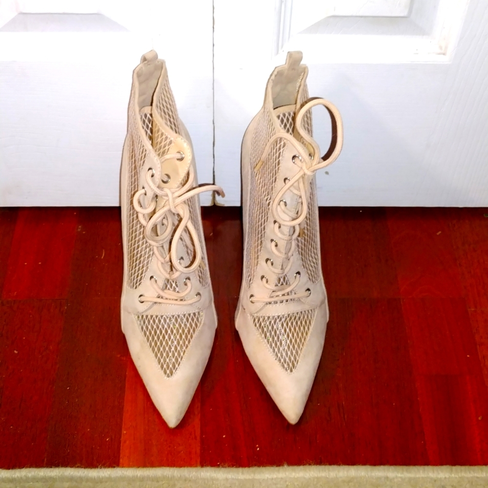 A cream lace high heel pumps size 8